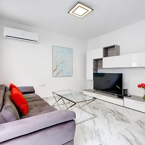 cosy-apartment-steps-to-st-georges-bay.hotelssaintjulians.com/